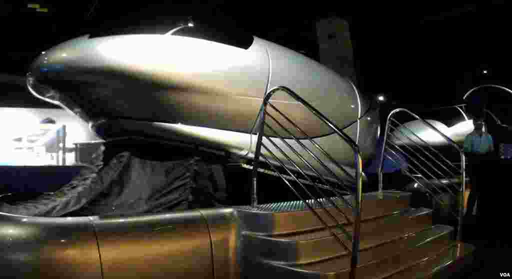 航天飞机模拟机(美国之音国符拍摄)