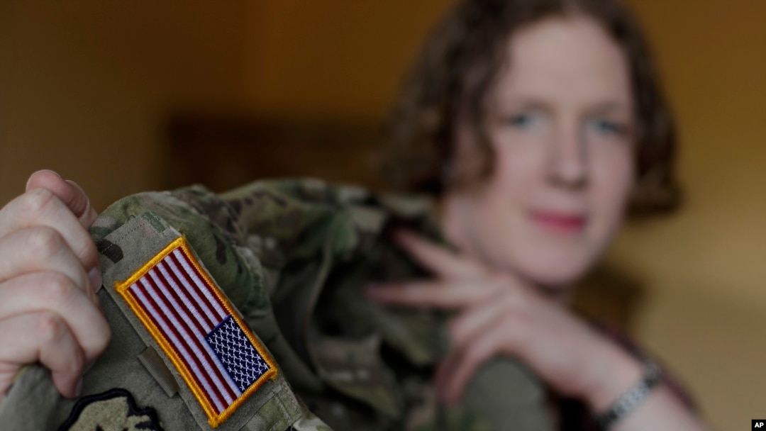 Kapten Jennifer Sims, seorang transgender anggota militer AS yang ditugaskan di Beratzhausen, dekat Regensburg, Jerman (foto: dok). Menurut RAND Corporation, sekitar 4.000 orang transgender saat ini bertugas dalam militer Amerika.