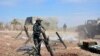 資料照片：官方的敘利亞阿拉伯通訊社發布的照片​​顯示敘利亞軍隊士兵在哈馬省鄉村地區準備向反政府武裝發射迫擊砲彈。 (2019年5月11日)
