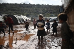 지난 1월 시리아 이들리브주 카프르아루쿠의 난민들.
