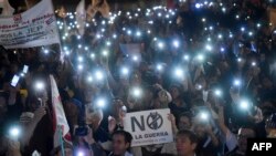 Colombianos protestan por una reforma propuesta por el gobierno a la Jurisdicción Especial para la Paz, con un cartel que dice "No a la Guerra". Bogotá 18 de marzo de 2019.