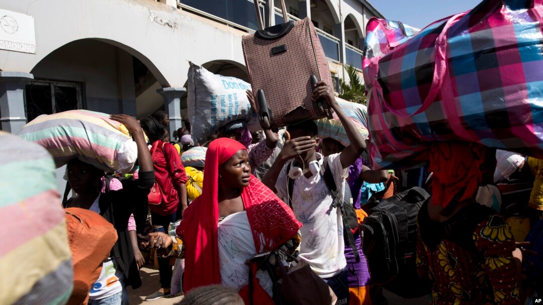 Kapal feri yang membawa para pengungsi tiba di Banjul, Gambia (22/1). (AP/Jerome Delay)