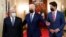 Presiden Joe Biden berjalan bersama Presiden Meksiko Andrés Manuel López Obrador dan Perdana Menteri Kanada Justin Trudeau dalam pertemuan di Ruang Timur Gedung Putih di Washington, Kamis, 18 November 2021. (Foto: AP/Susan Walsh)