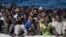 Di dân chờ lên tàu MV Aquarius sau khi các tàu cứu hộ tìm thấy 193 người và hai thi thể ngoài khơi bờ biển Lybia ngày 13/1/2017.