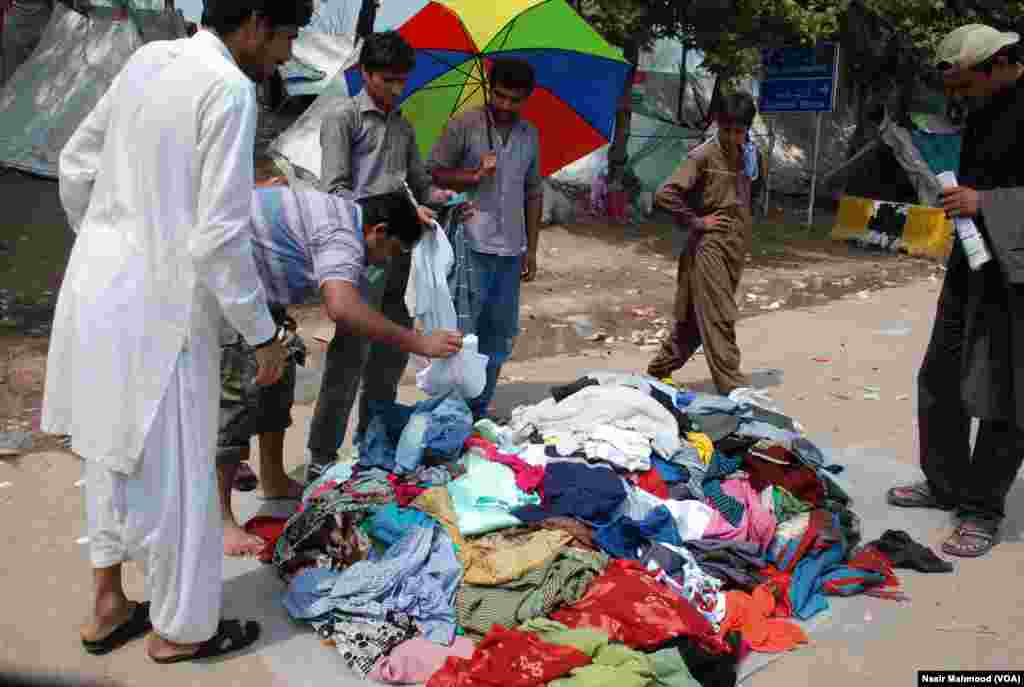 احتجاج کرنے والوں کے ملبوسات کی ضرورت کو پورا کرنے کے لیے ایک اسٹال لگایا گیا ہے جہاں سستے داموں کپڑے فروخت ہو رہے ہیں۔