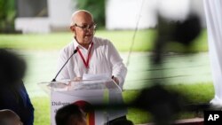 ARCHIVO - El jefe negociador del gobierno colombiano, José Otty Patiño, habla durante el inicio del cuarto ciclo de conversaciones de paz con la guerrilla colombiana ELN, en el Centro Cultural Aquiles Nazoa en Caracas, Venezuela, el lunes 14 de agosto de 2023.