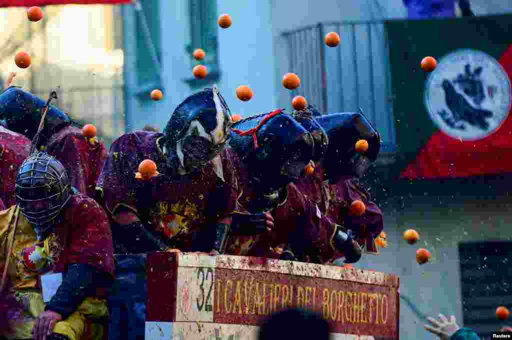 Warga ikut serta dalam pertarungan saling lempar jeruk (Perang Jeruk) selama pertarungan karnaval tahunan di Ivrea, Italia. (Reuters)&nbsp;