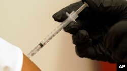 Фото: жінка отримує другу дозу вакцини Pfizer у Далласі, штат Техас, серпень 2021