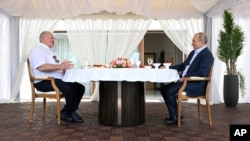Владимир Путин и Александр Лукашенко во время встречи в Сочи, Россия, 9 июня 2023 года.