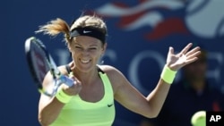 Victoria Azarenka dari Belarus menang straight-set atas Kirsten Flipkens dari Belgia dalam Turnamen Amerika Terbuka 2012 (foto, 29/8/2012). tournament, Wednesday, Aug. 29, 2012, in New York. (AP Photo/Mel C. Evans)