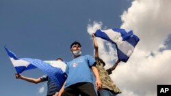 Des jeunes gens, descendus dans la rue le 16 mars 2019 pour exiger la libération de centaines de manifestants en détention depuis 2018 à Managua, au Nicaragua.