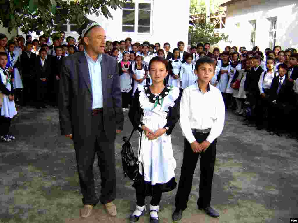 O'zbek maktabi o'quvchilari ijodkorlar bilan uchrashuvga to'planishdi