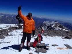 En esta foto, fechada el 9 de abril de 2014, muestra al alpinista colombiano Fernando González-Rubio en la cima del Aconcagua, Argentina. Una de las montañas más altas en el continente.