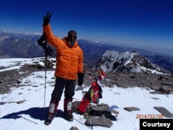 En esta foto, fechada el 9 de abril de 2014, muestra al alpinista colombiano Fernando González-Rubio en la cima del Aconcagua, Argentina. Una de las montañas más altas en el continente.