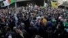 Des gens descendent dans la rue à Alger, en Algérie, pour protester contre le gouvernement, vendredi 31 janvier 2020. (AP Photo / Fateh Guidoum)