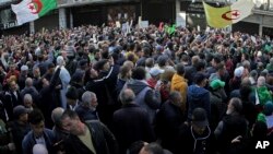 Des gens descendent dans la rue à Alger, en Algérie, pour protester contre le gouvernement, vendredi 31 janvier 2020. (AP Photo / Fateh Guidoum)