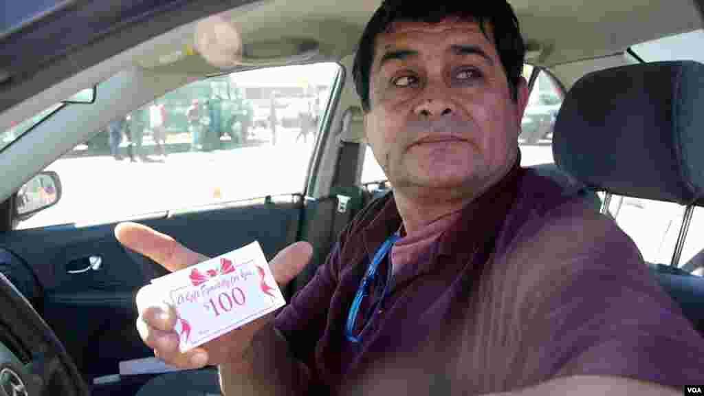 民众用手枪换来的一百美元礼券（美国之音国符拍摄)