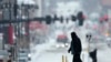 Los peatones cruzan una calle nevada en el centro de Kansas City, Missouri, mientras una tormenta invernal pasaba por el área el 12 de febrero de 2025. [Foto: AP]