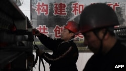 资料照片：工人们走出要在这一年彻底关闭的位于北京西边的门头沟大台煤矿。(2020年1月8日)