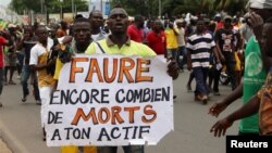 Un homme tenant une pancarte lors d'une manifestation à Lomé, le 6 septembre 2017