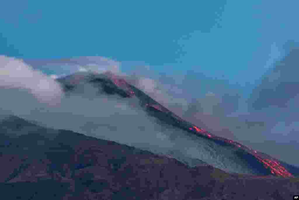جاری شدن گدازه‌ها در دامنه کوه آتنا، بزرگترین آتشفشان فعال اروپا. این یازدهمین بار است که در هفته‌ها ی اخیر این آتشفشان فوران می‌کند. 