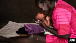 Une Sud-africaine et son bébé dans le village de Jeich, le 3 juillet 2018.