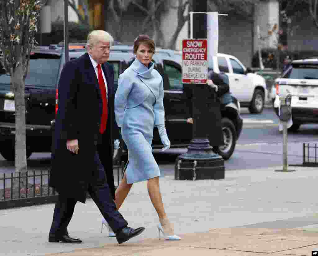 Le président Donald Trump et sa femme Melania arrivent pour la messe à l&#39;Eglise de St. John&rsquo;s, en face de la Maison-Blanche à Washington, le 20 janvier 2017, pour l&#39;investiture de Donald Trump.