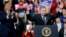 Республіканець Рік Сакконе разом з президентом Трампом вітає учасників акції на підтримку його кандидатури