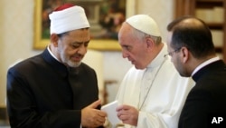 Sheik Ahmed el-Tayyib échange des cadeaux avec le pape François au cours d'une audience privée au Vatican, 23 mai 2016. 