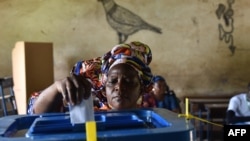 Une Malienne vote dans un bureau à Bamako, au Mali, le 29 juillet 2018.