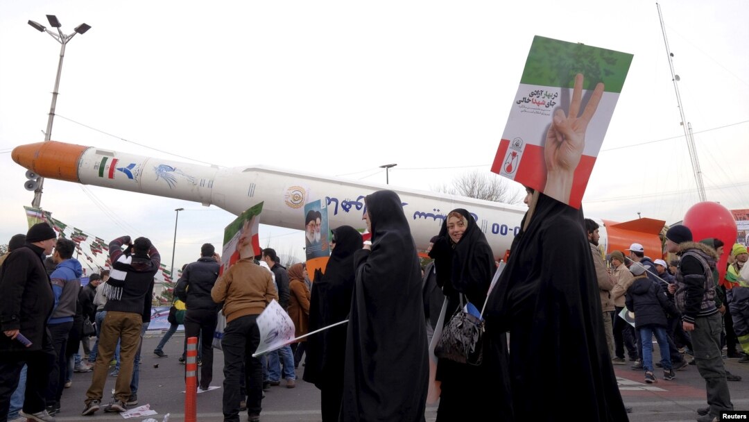 En esta foto de archivo del 11 de febrero de 2016 se ve gente alrededor de un modelo del cohete que transporta un satélite Simorgh, en Teherán, Irán.