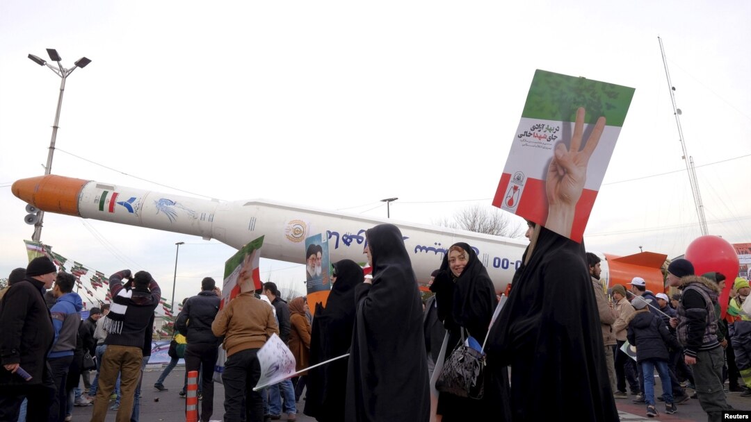 Pengunjung berkerumun di sekitar `Simorgh', sebuah model roket peluncur satelit saat upacara peringatan 37 tahun Revolusi Islam di Iran, 11 Februari 2016 (Foto:dok)