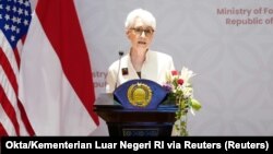 អ្នកស្រី Wendy Sherman អនុរដ្ឋមន្ត្រី​ការបរទេស​សហរដ្ឋ​អាមេរិក ថ្លែង​សុន្ទរកថា ក្នុង​អំឡុងពេល​នៃ​សន្និសីទ​សារព័ត៌មាន​មួយ​ជាមួយ​នឹង​អនុរដ្ឋមន្ត្រី​ការបរទេស​ឥណ្ឌូណេស៊ី លោក Mahendra Siregar ក្រោយ​ជំនួប​របស់​ពួកគេ ក្នុង​ទីក្រុង​ហ្សាការតា ប្រទេស​ឥណ្ឌូណេស៊ី ថ្ងៃទី៣១ ខែឧសភា ឆ្នាំ២០២១។ 