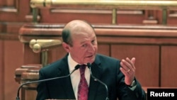 Presiden Rumania Traian Basescu berpidato di depan parlemen sebelum pemungutan suara di Bucharest (6/7). 