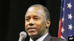 Bakal calon presiden dari Partai Republik Ben Carson berbicara pada pendukungnya ketika berkampanye di Mobile, Alabama, 19 November 2015.