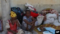 Refugiados de la región Tigray de Etiopía esperan para registrarse en el centro de ACNUR en Hamdayet, Sudán, el sábado 14 de noviembre de 2020. El desafiante gobierno regional Tigray de Etiopía lanzó cohetes a dos aeropuertos en la vecina región Amhara.