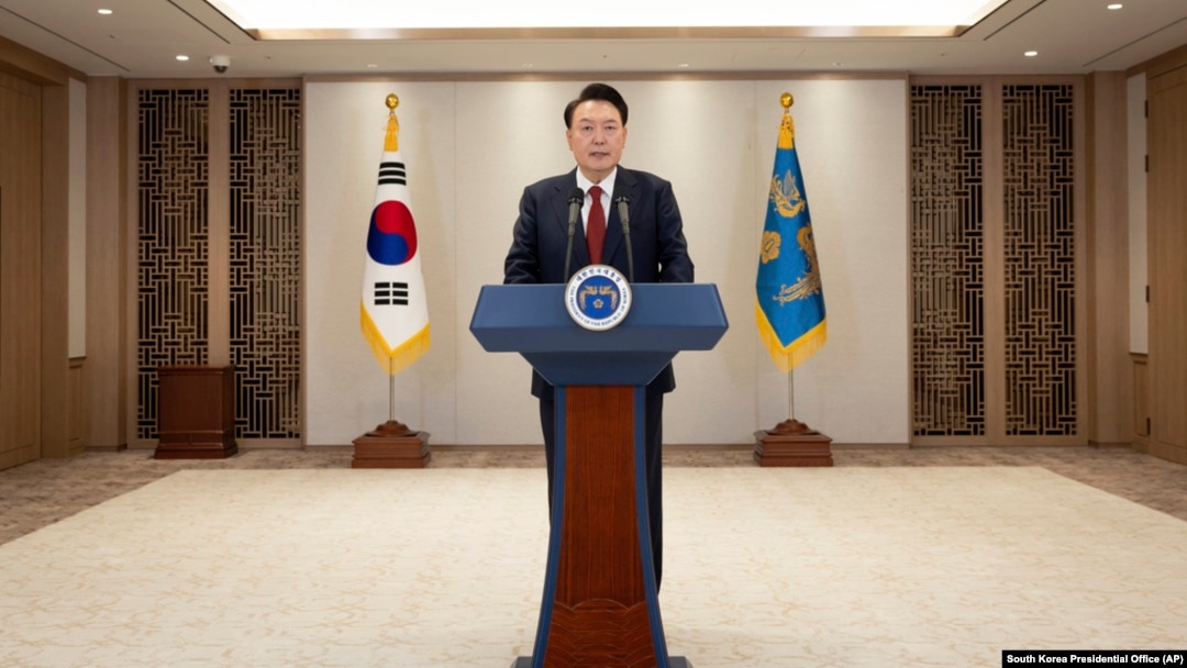 Arhiva - Južnokorejski predsednik Jun Suk Jeol govori u prostorijama svoje kancelarije u Seulu, Južna Koreja, 12. decembra 2024. 