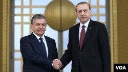 O'zbekiston Prezidenti Shavkat Mirziyoyev (chapda) Turkiya rahbari Rajab Toyyib Erdog'an bilan, Anqara, Turkiya.