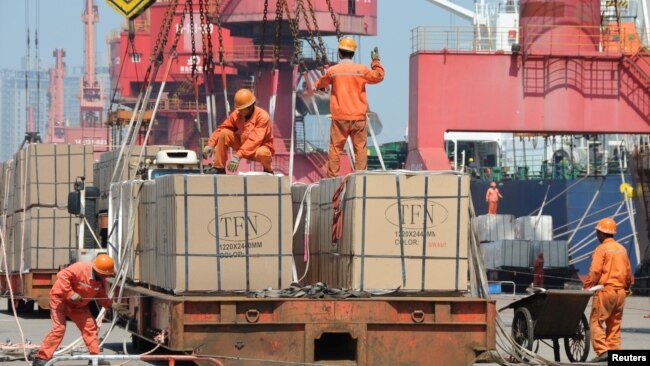2019年6月7日工人在中国江苏省连云港装载出口货物。