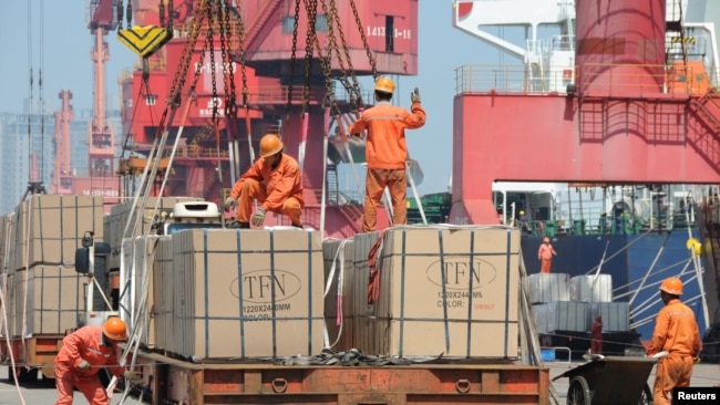 资料照：中国江苏省连云港市的一个港口的出口货物