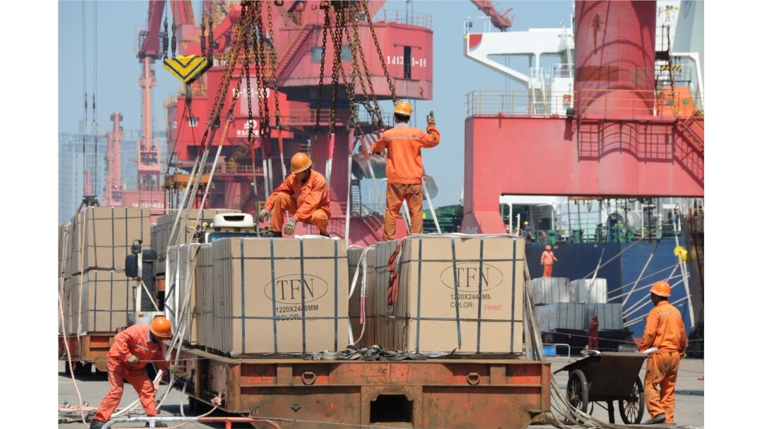 Pekerja memuat barang untuk diekspor ke crane di pelabuhan di Lianyungang, Provinsi Jiangsu, China, 7 Juni 2019. (Foto: Reuters)