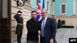 Perdana Menteri Inggris Keir Starmer (kanan) berjabat tangan dengan Presiden Ukraina Volodymyr Zelensky saat tiba untuk menghadiri pertemuan di Kyiv pada 16 Januari 2025. (Foto: Carl Court/ POOL/ AFP)