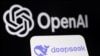 Foto ilustrasi yang menunjukkan logo OpenAI dan DeepSeek. (Foto: Reuters/Dado Ruvic)