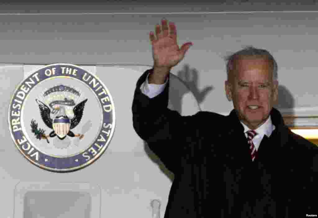 Birləşmiş Ştatların vitse-prezidenti Co Bayden Borispol hava limanında ev sahiblərini salamlayır - 20 noyabr. 2014