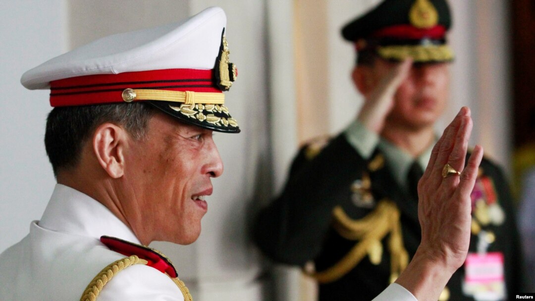 ARSIP – Putra Mahkota Thailand saat itu, Maha Vajiralongkorn, melambaikan tangan kepada para pendukung monarki yang berkumpul untuk memberi penghormatan kepada Raja Bhumibol Adulyadej sebelum ia berangkat ke Grand Palace dari RS Siriraj untuk berpartisipasi dalam acara peringatan penobatan raja di Bangkok, Thailand, 5 Mei 2010 (foto: Reuters/Sukree Sukplang/Foto Arsip)