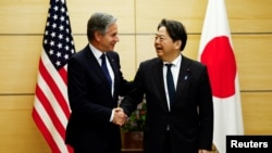 El secretario de Estado de Estados Unidos, Antony Blinken, estrecha la mano del secretario jefe del Gabinete japonés, Yoshimasa Hayashi, en la residencia oficial del primer ministro Shigeru Ishiba en Tokio, Japón, el 7 de enero de 2025