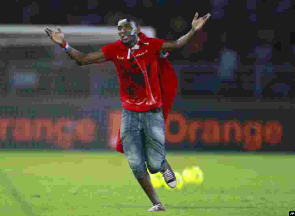 An Equatorial Guinea fan runs onto the field after his team won the opening match against Libya in the African Nations Cup soccer tournament in Estadio de Bata "Bata Stadium", in Bata January 21, 2012.