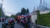 敖德薩遭到俄軍飛彈攻擊後，一座受損建築物起火燃燒，消防人員在現場試圖滅火。(2024年4月29日)