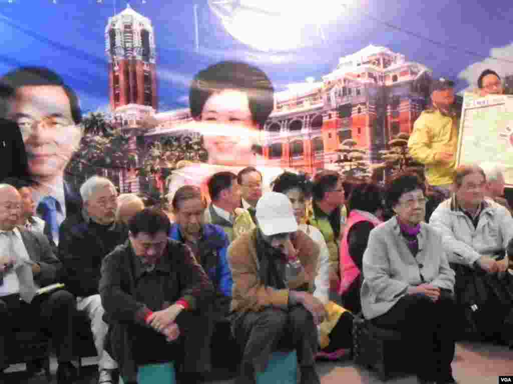 吕秀莲在朋友陪同下开始绝食。（美国之音许波拍摄）