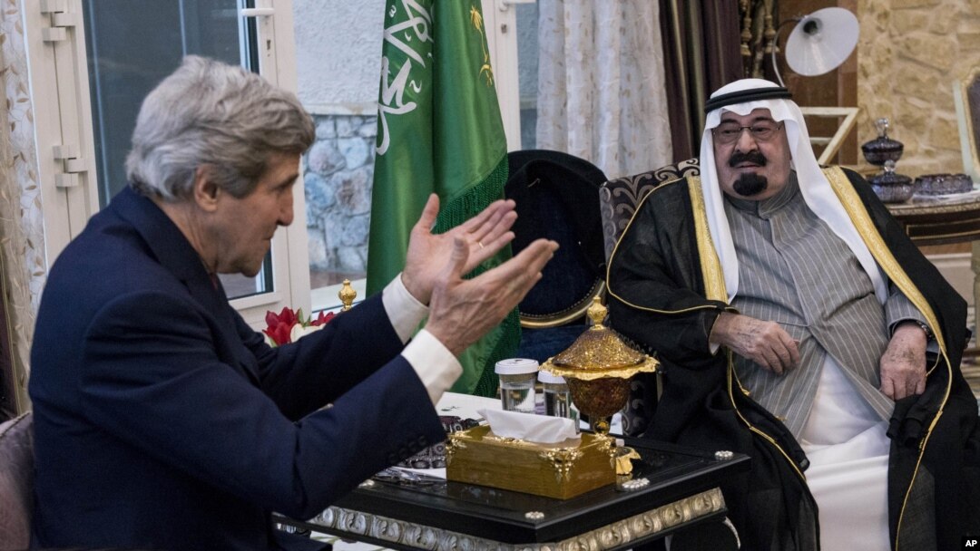 Američki državni sekretar Džon Keri i saudijski kralj Abdulah prilikom susreta u Saudijskoj Arabiji 5. januara 2014.